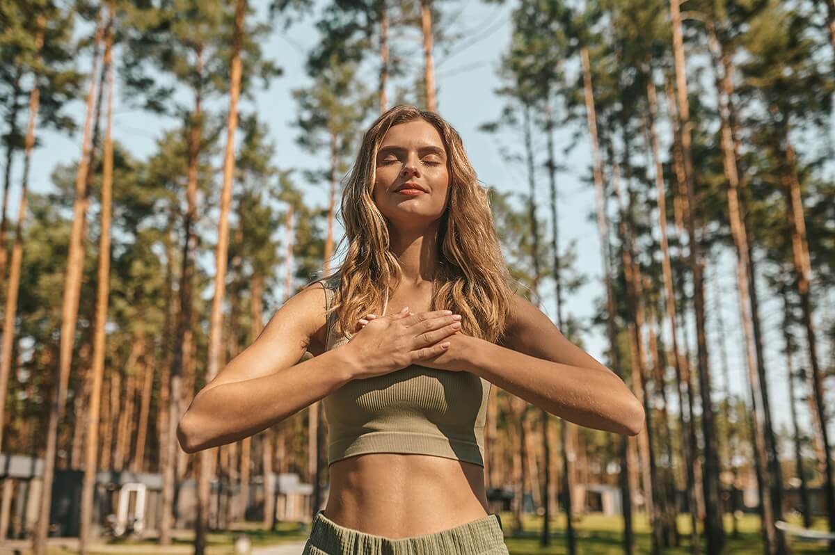 Como profissionais da sa&uacute;de mental, &eacute; comum que os psic&oacute;logos estejam focados em ajudar seus pacientes a cuidar de sua sa&uacute;de mental. Por&eacute;m, muitas vezes, os pr&oacute;prios profissionais acabam negligenciando sua pr&oacute;pria sa&uacute;de e bem-estar. &Eacute; por isso que o autocuidado &eacute; t&atilde;o importante na pr&aacute;tica cl&iacute;nica.

O autocuidado pode incluir atividades simples, como ter uma alimenta&ccedil;&atilde;o saud&aacute;vel, praticar exerc&iacute;cios f&iacute;sicos e ter um sono adequado. Tamb&eacute;m pode envolver pr&aacute;ticas mais profundas, como medita&ccedil;&atilde;o, terapia e outras atividades que ajudam a reduzir o estresse e a ansiedade.

&Eacute; importante lembrar que, ao cuidar de si mesmo, o psic&oacute;logo estar&aacute; melhor preparado para ajudar seus pacientes. Al&eacute;m disso, o autocuidado &eacute; essencial para prevenir o esgotamento profissional e a s&iacute;ndrome de burnout, que s&atilde;o riscos muito reais na profiss&atilde;o.

Por isso, &eacute; fundamental que os psic&oacute;logos incluam o autocuidado em sua rotina di&aacute;ria, reservando tempo para si mesmos e para atividades que lhes tragam alegria e bem-estar. Isso n&atilde;o apenas beneficia sua pr&oacute;pria sa&uacute;de mental, mas tamb&eacute;m ajuda a criar um ambiente mais saud&aacute;vel e produtivo para os pacientes.