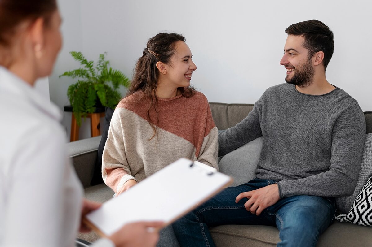Os relacionamentos amorosos passam por altos e baixos e, muitas vezes, precisam de ajuda externa para superar dificuldades. Neste artigo, ser&atilde;o apresentados 5 sinais de que &eacute; hora de buscar terapia de casal, como: falta de comunica&ccedil;&atilde;o, desentendimentos constantes e falta de intimidade. Tamb&eacute;m ser&aacute; abordada a import&acirc;ncia de procurar ajuda especializada e de trabalhar na rela&ccedil;&atilde;o em conjunto.